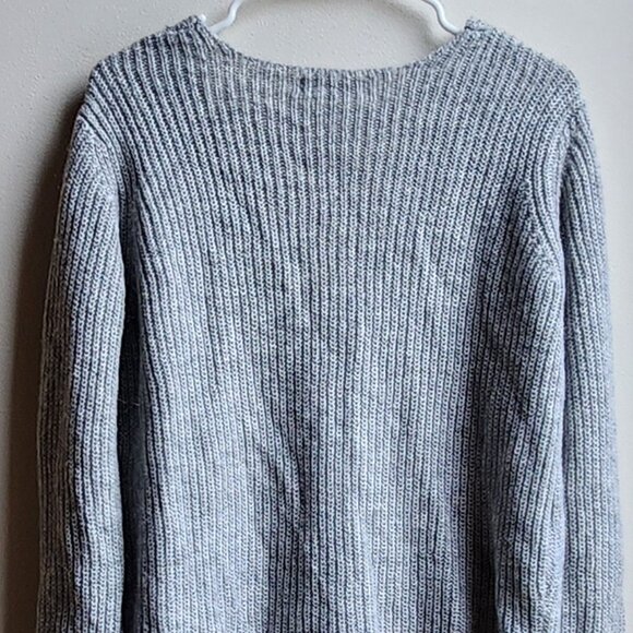 Aeropostale Gray V-Neck Sweater Size Medium - Picture 13 of 14